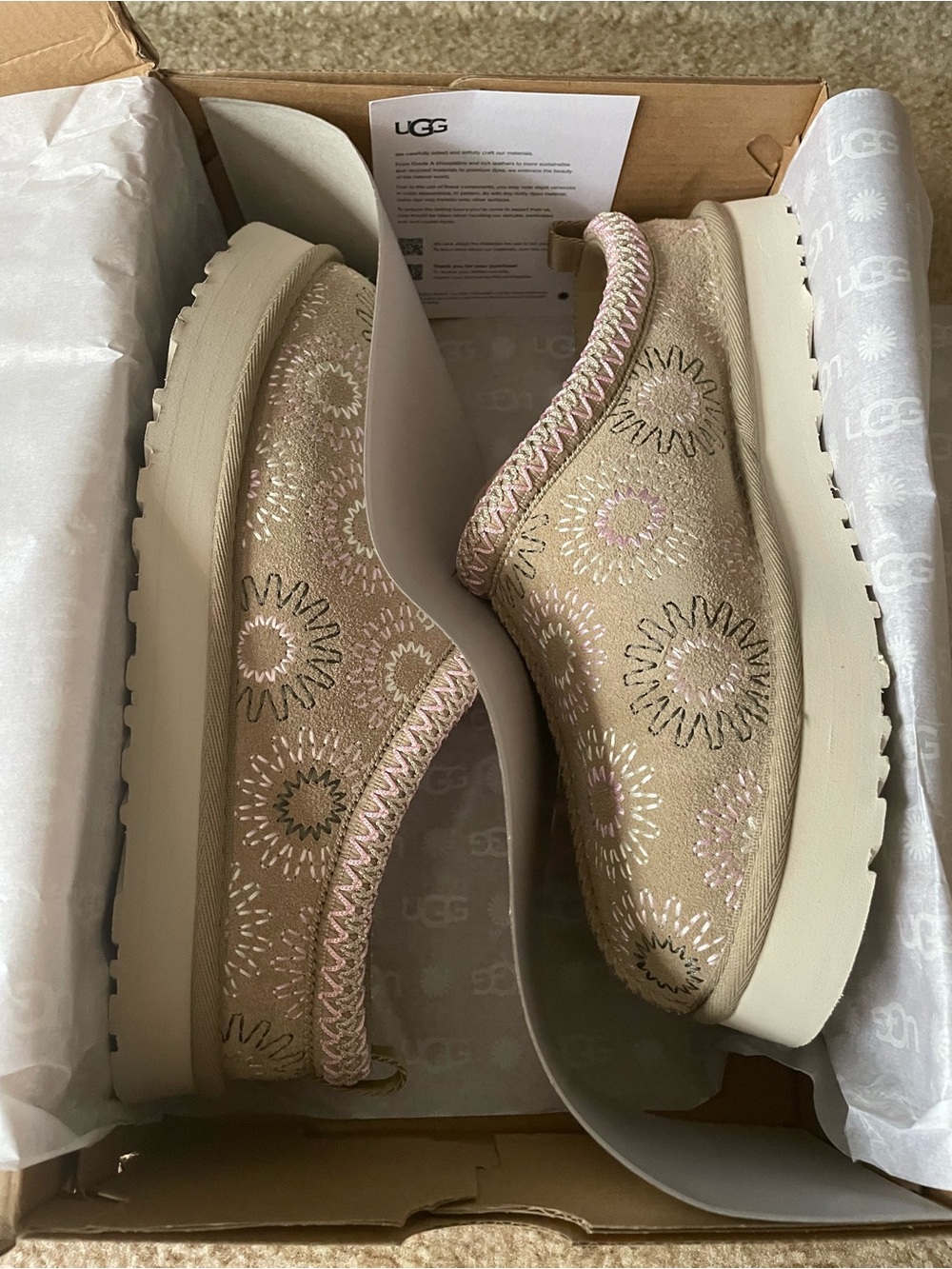 Authentic New UGG Tazz Sun Stitch Clogs Kids Size 6 (Women’s 7.5) Mustard Seed